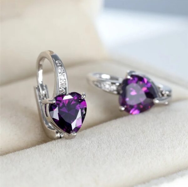 Pendiente De Plata y zircon corazon de color Purpura